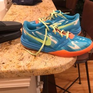 Kobe, gray tennis shoes with adidas flops